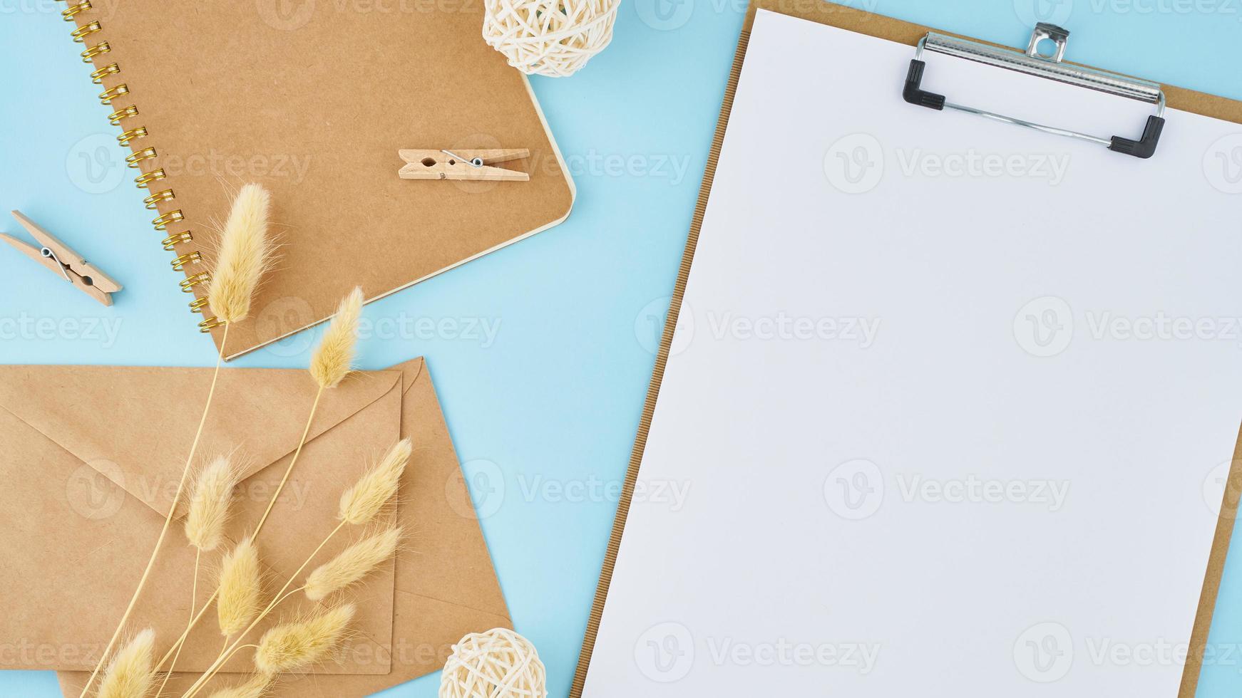 concept zéro déchet. feuille blanche sur presse-papiers, enveloppes artisanales photo