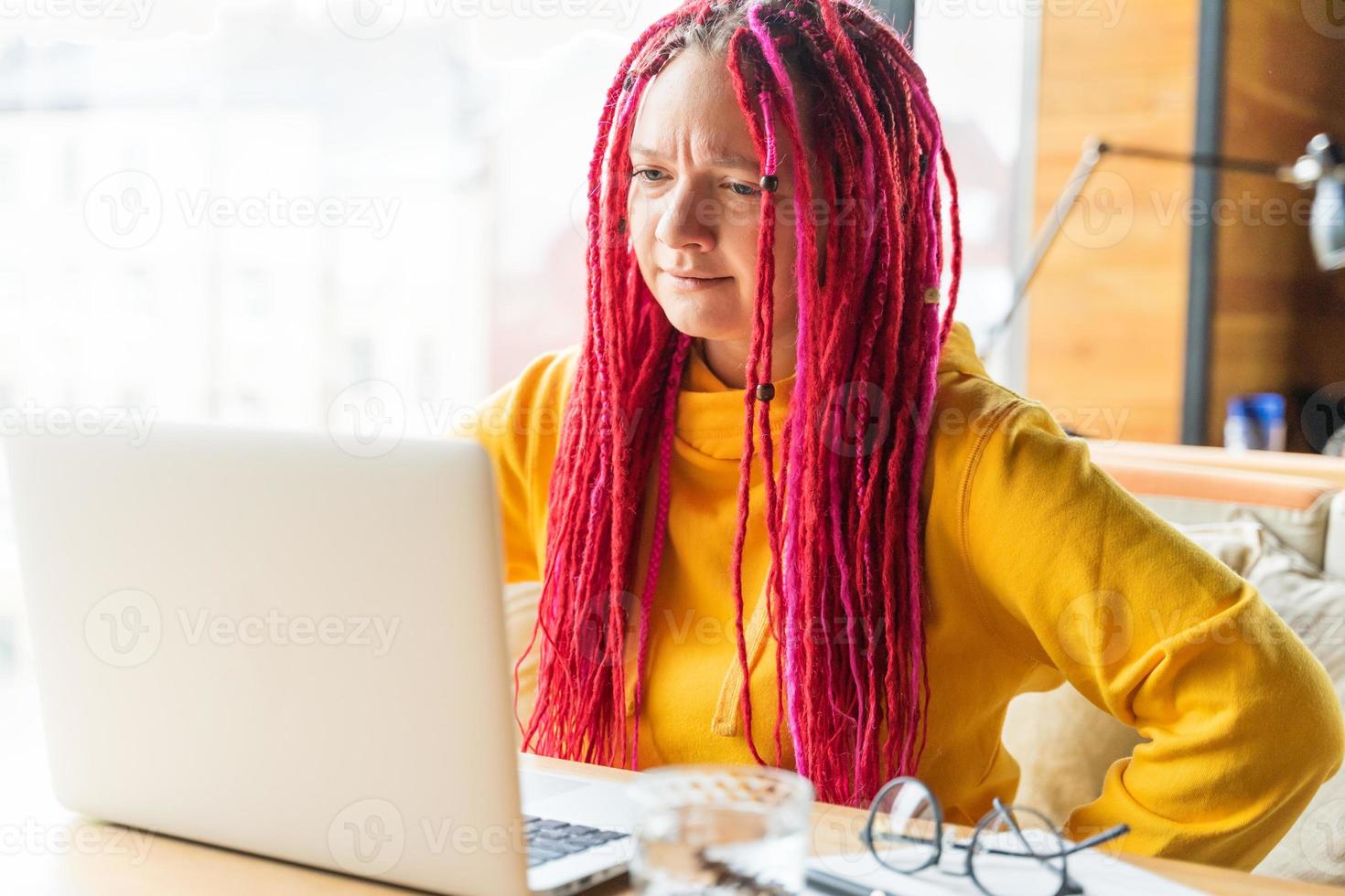 concept de nomade numérique. fille indépendante travaillant à distance sur un ordinateur portable dans un café, coworking. photo