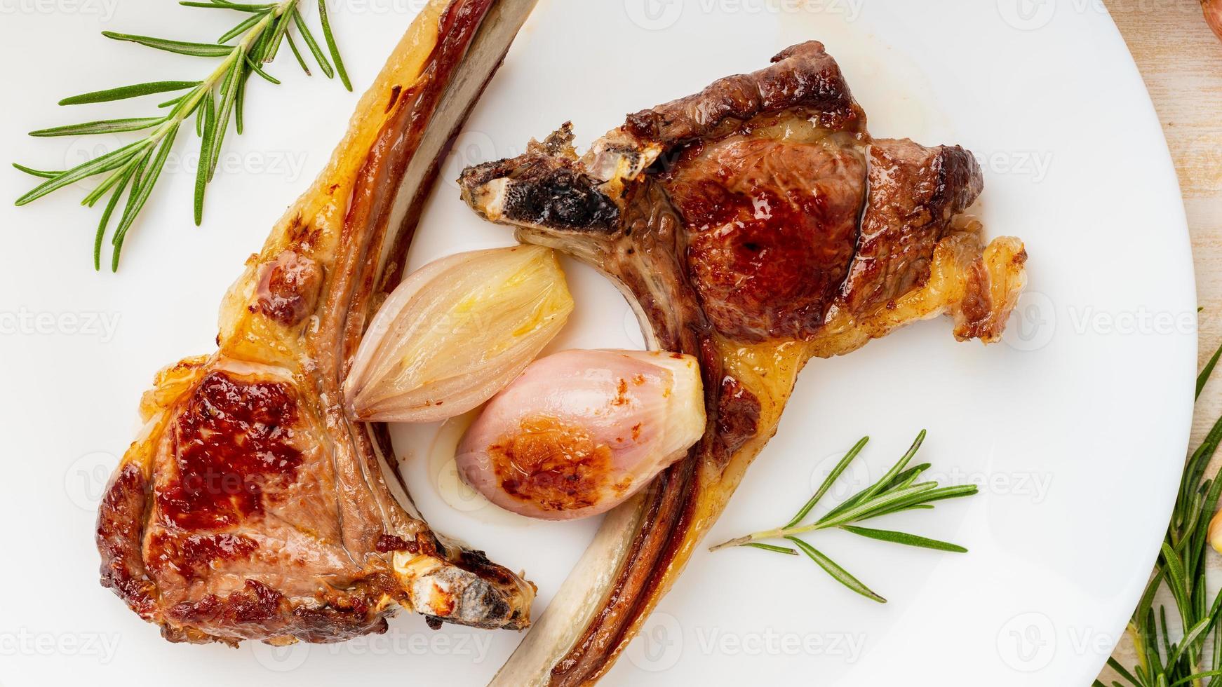 côtes d'agneau frites grasses, paléo, régime lchf sur plaque blanche avec légumes photo