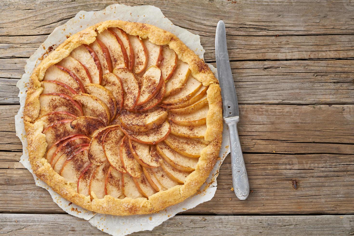 tarte aux pommes, galette aux fruits, pâtisseries sucrées sur une vieille table rustique en bois, vue de dessus, espace pour copie photo