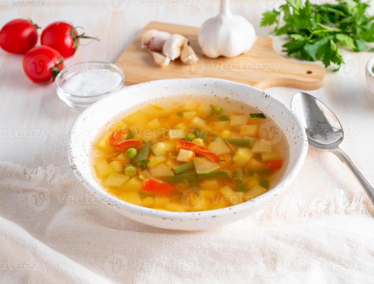 soupe végétarienne diététique aux légumes de printemps sains, fond en bois blanc, vue latérale, gros plan photo