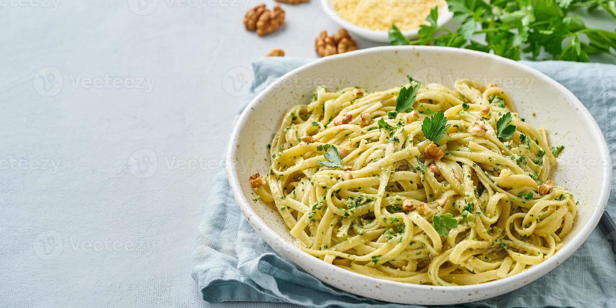 bannière avec pâtes au pesto, bavette aux noix, persil, ail photo