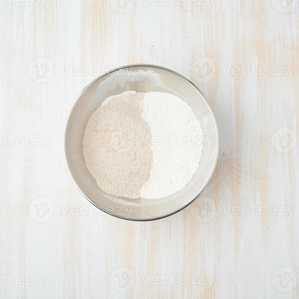 recette étape par étape. galette maison aux légumes. vue de dessus, table en bois blanc photo