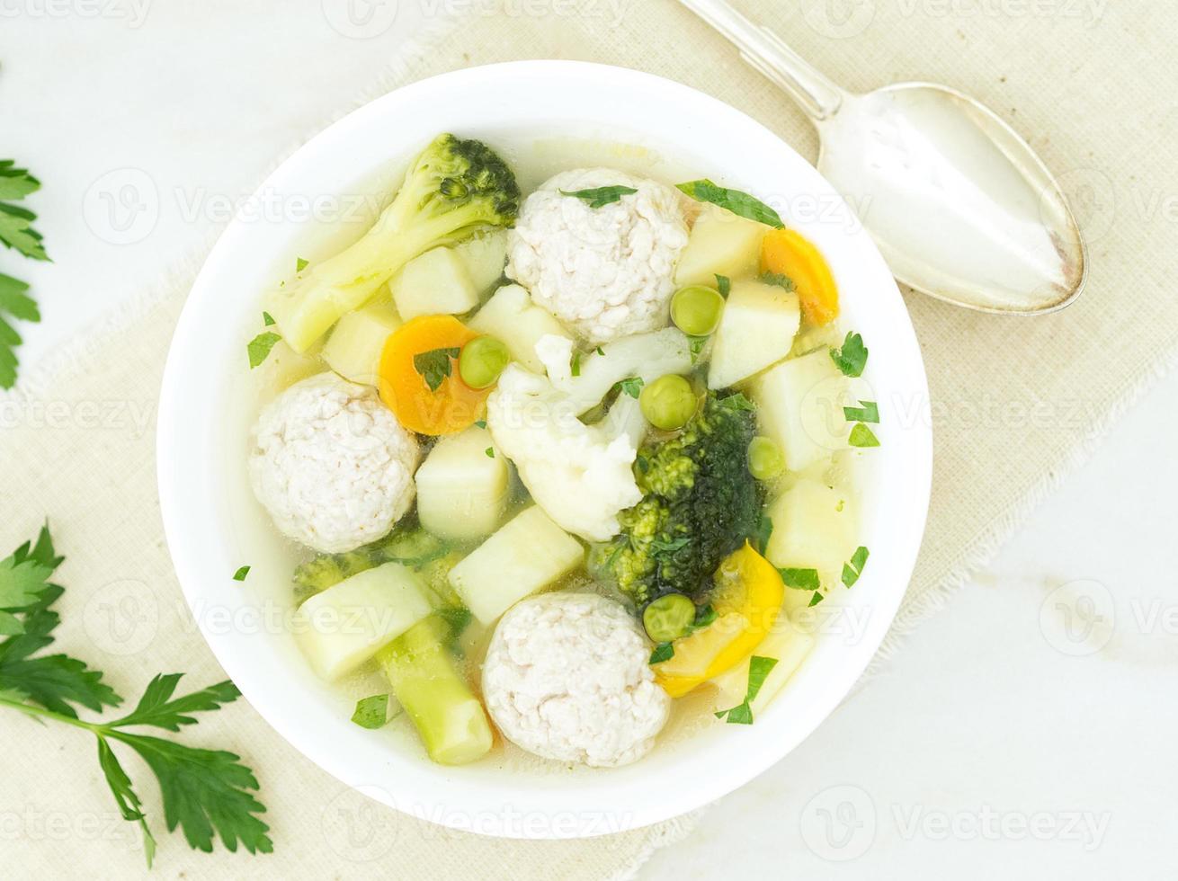 bol de soupe, une tasse de bouillon et de légumes, boulettes de viande de dinde et de poulet, vue de dessus photo
