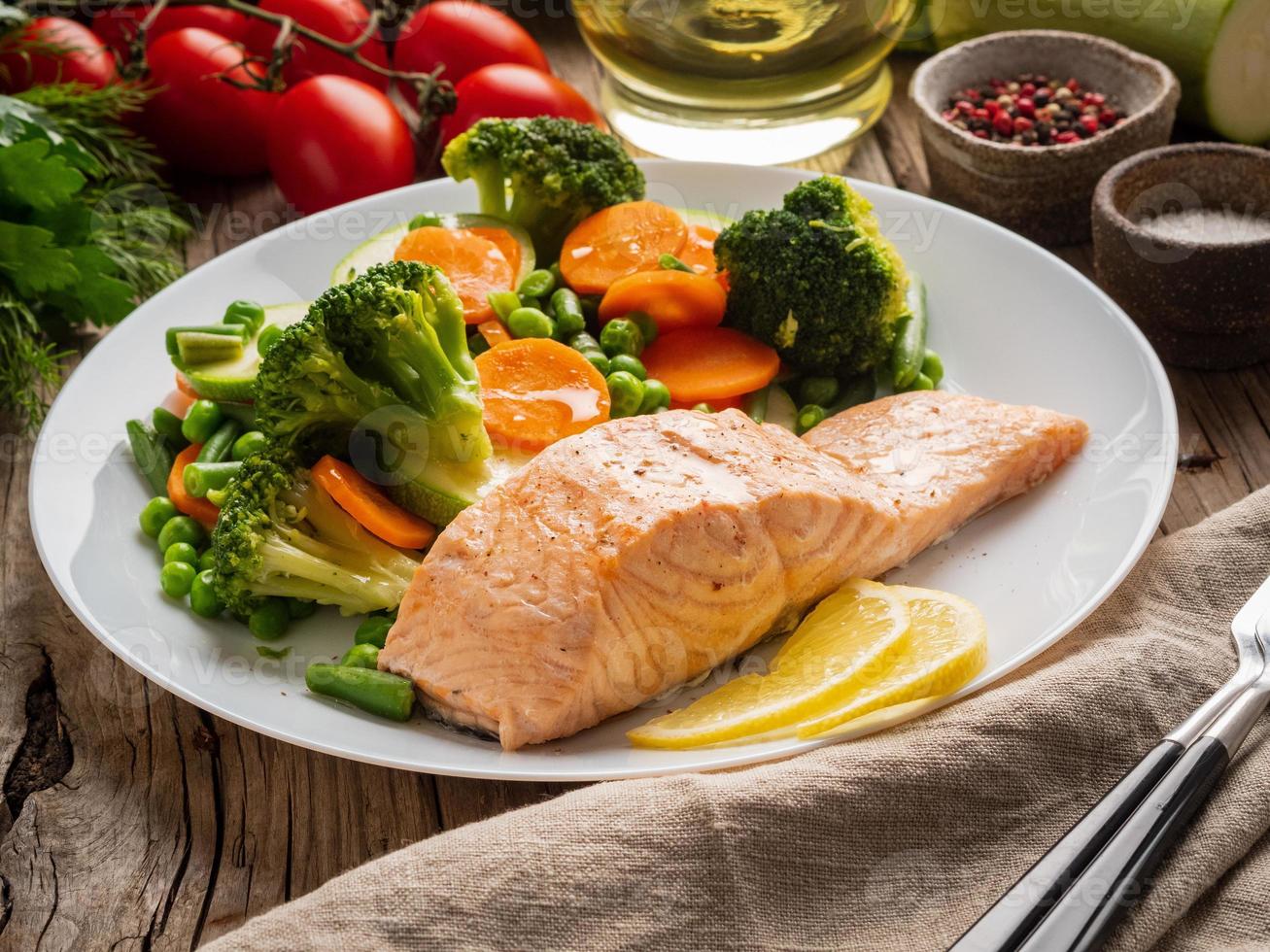 saumon et légumes à la vapeur, régime paléo, céto, fodmap. photo