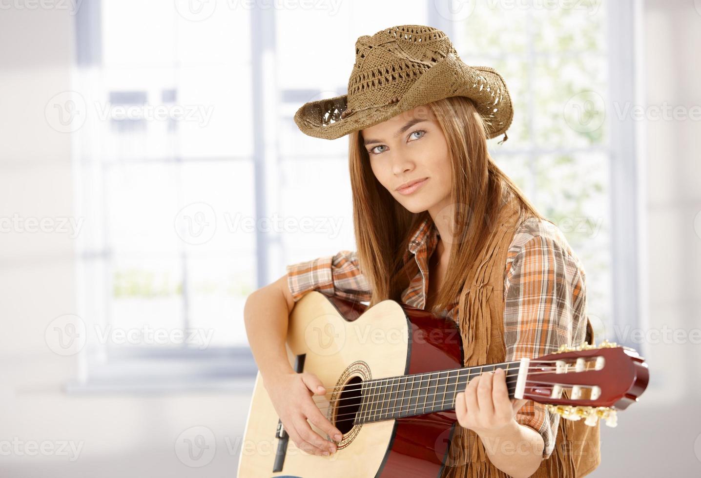 jeune femme jouant de la guitare dans le style occidental photo