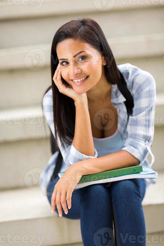 jeune étudiante assis à l'extérieur photo