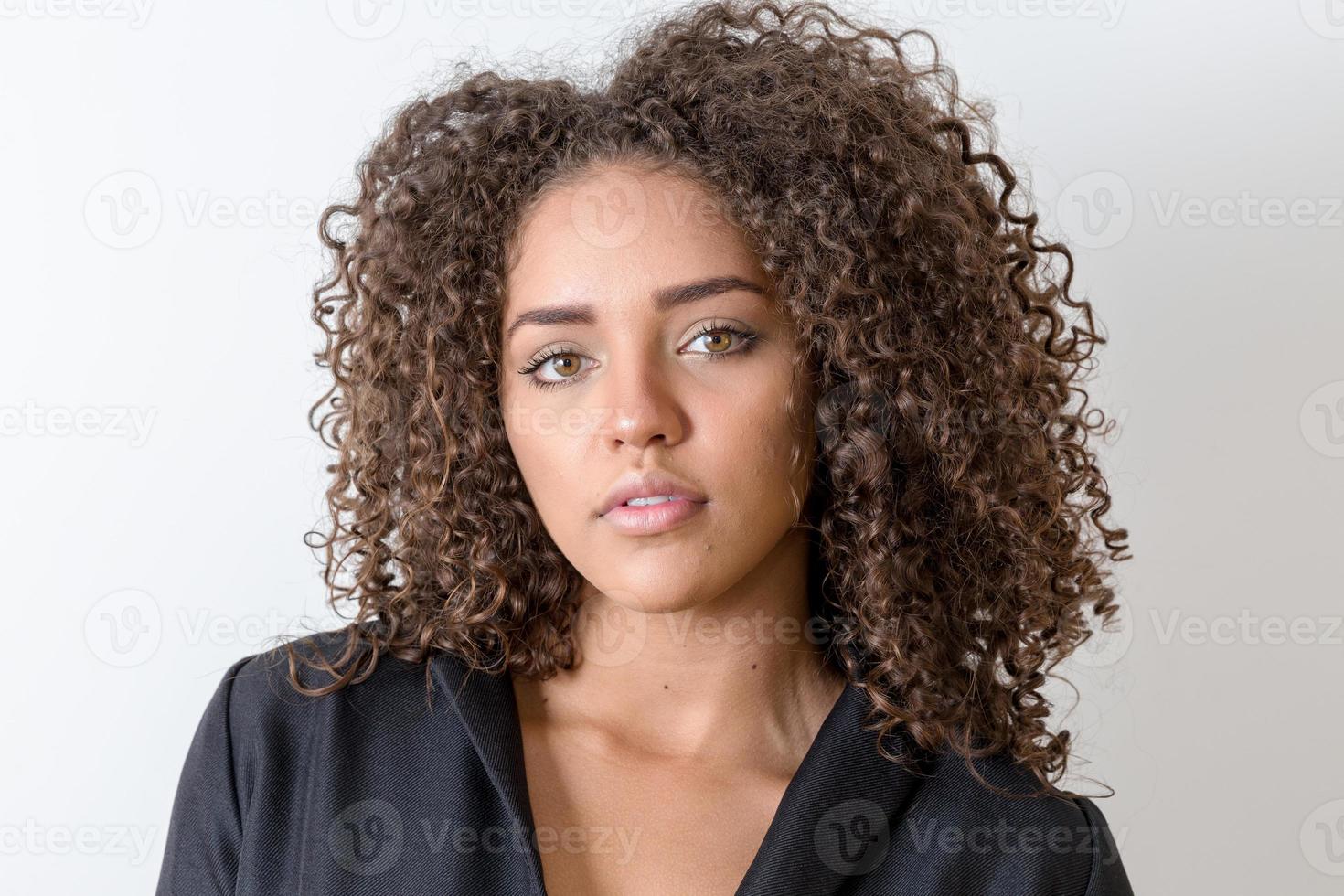portrait de beauté d'une femme afro-américaine avec une coiffure afro et un maquillage glamour photo