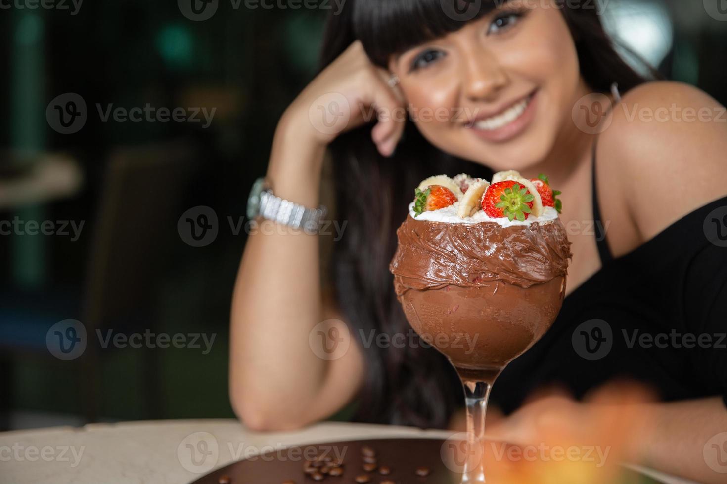 la crème glacée blanche mélange la fraise avec beaucoup de calories, peut vous faire grossir, flouter. délicieux sundae à la vanille ou au chocolat avec fraise. photo