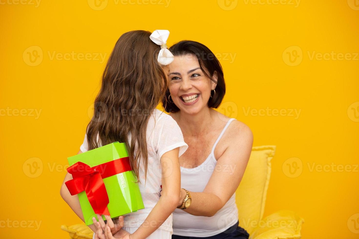 fête des mères avec coffret cadeau surprise photo