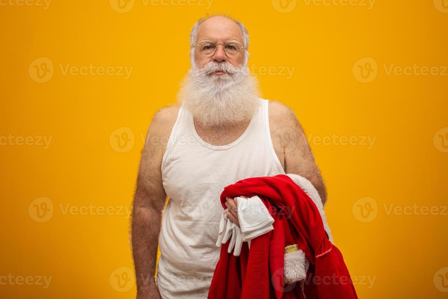 le père noël tient ses vêtements après ou avant de livrer des cadeaux. vêtements du père noël. costume. photo