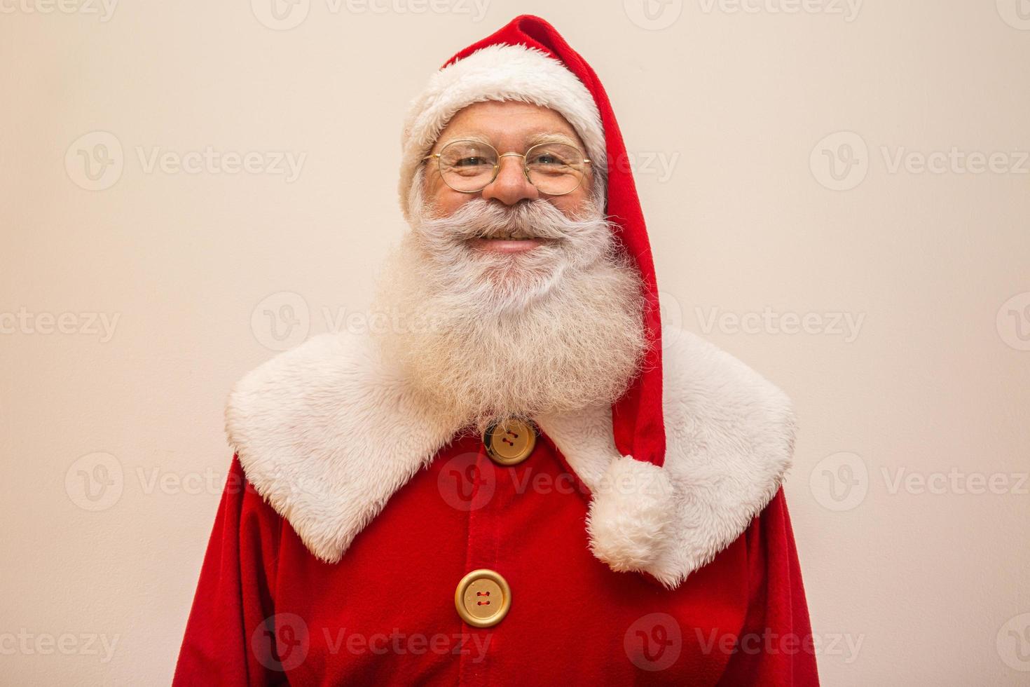 père noël sur fond blanc avec espace de copie. photo