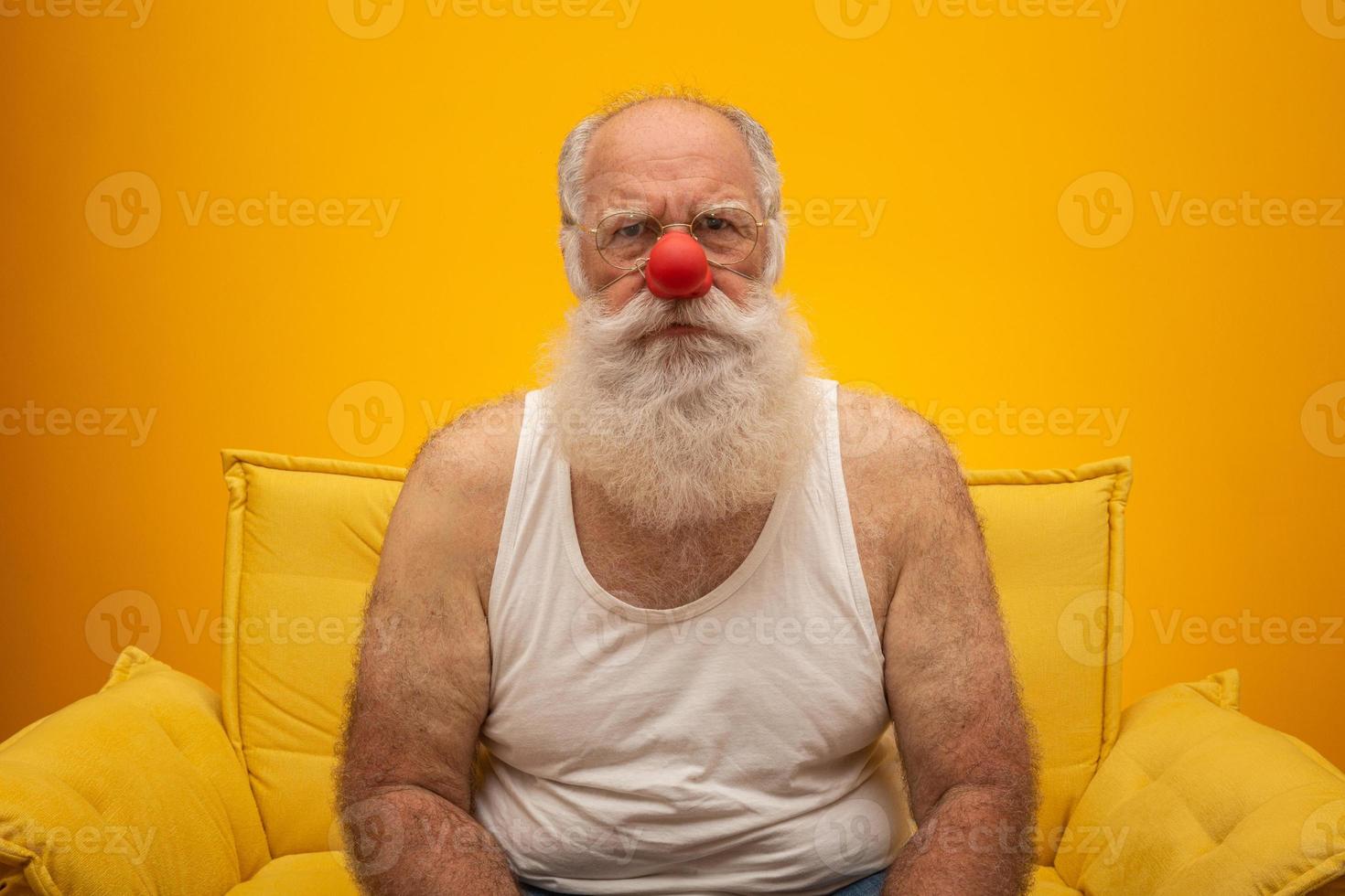 vieil homme malheureux avec un nez rouge. jour de tous les imbéciles. personnes âgées au nez rouge. photo