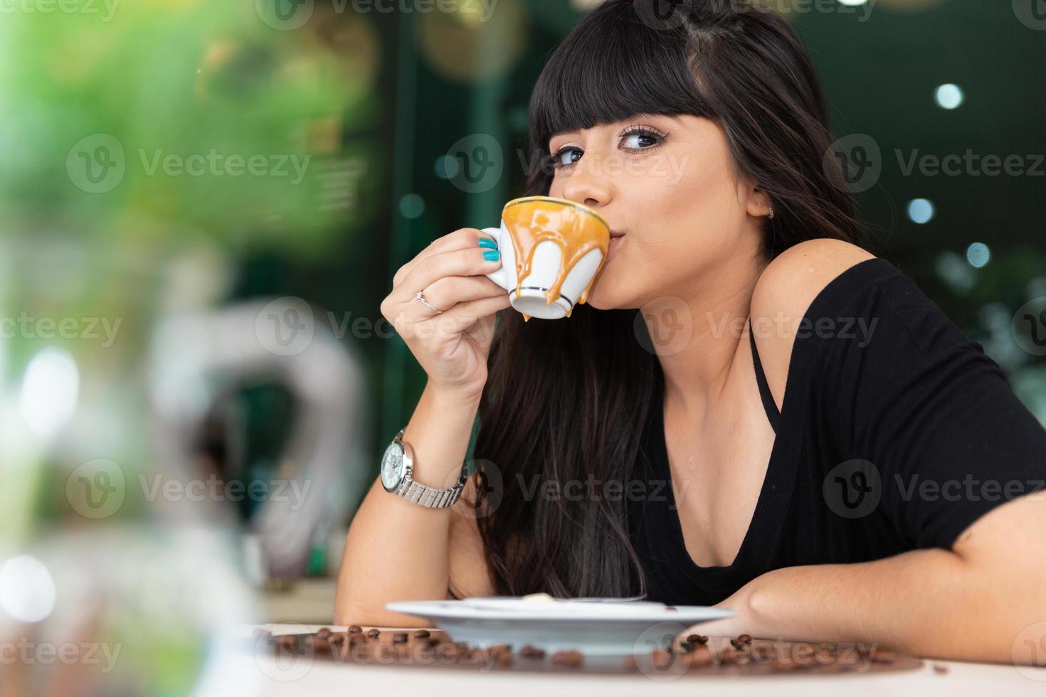 femme buvant une table basse. femmes au café. photo