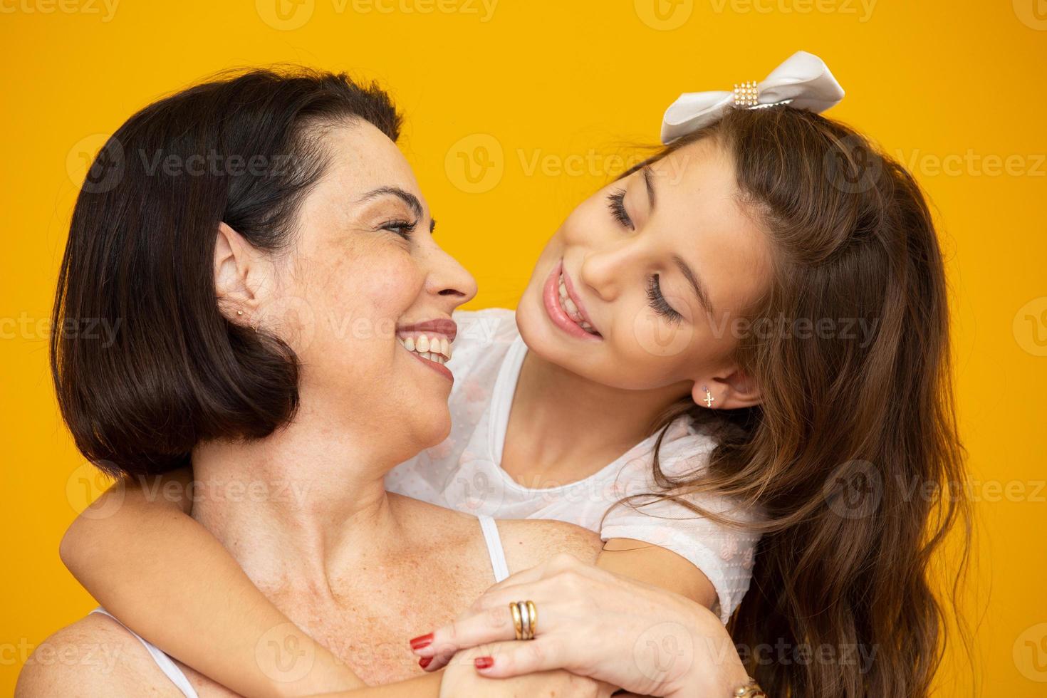 notion de fête des mères. mère et fille s'embrassant photo