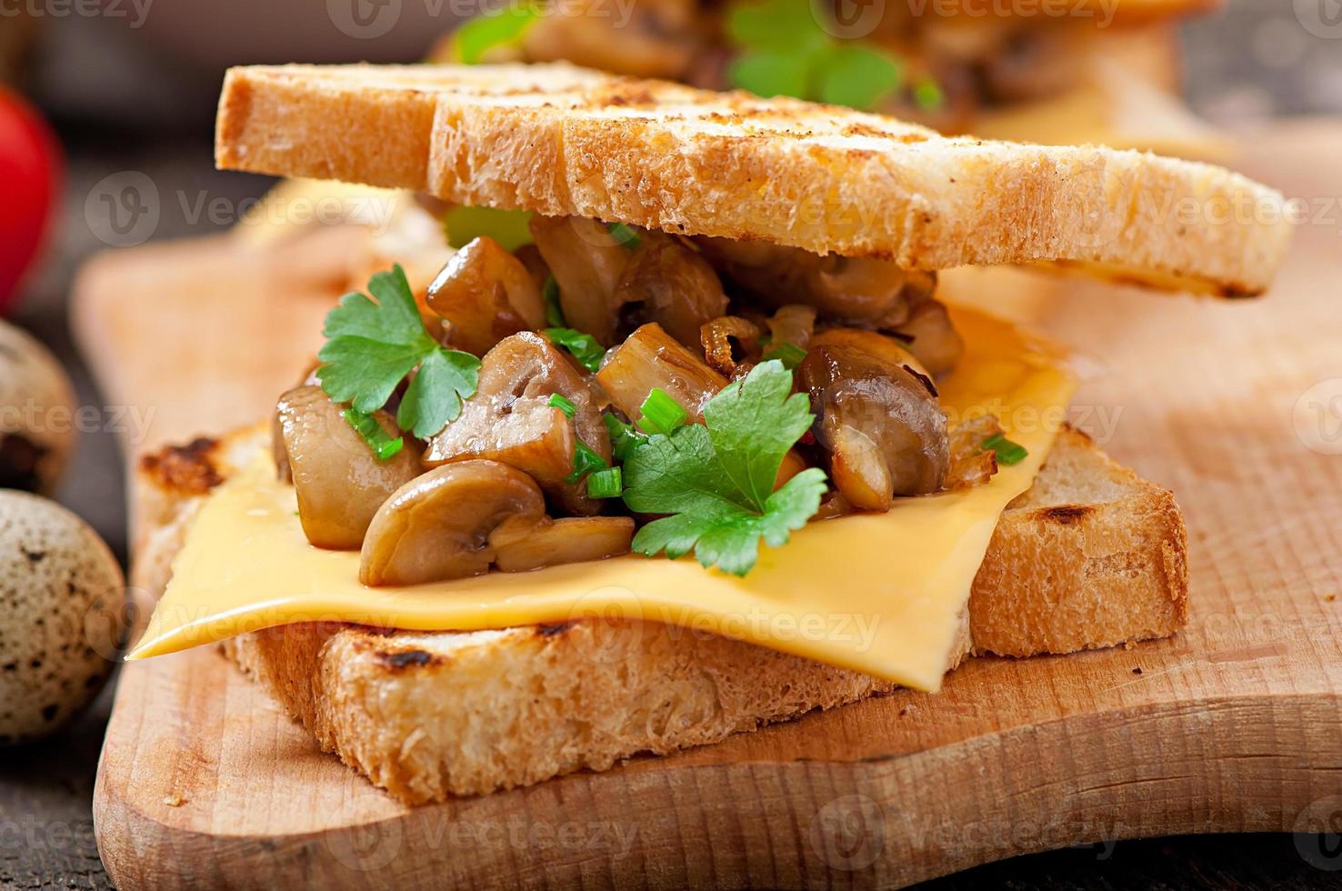 sandwich toast aux champignons, fromage et persil, mise au point sélective photo