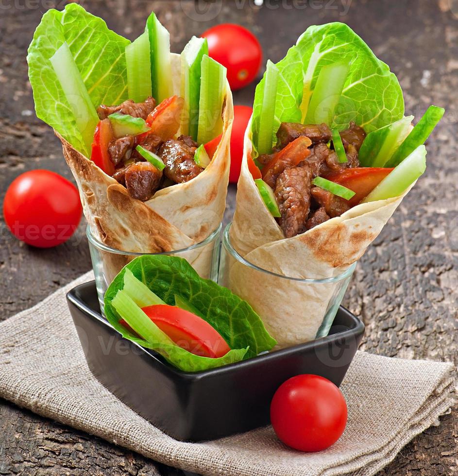 tortillas roulées avec de la viande et des légumes frais photo