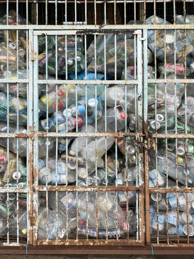 georgetown, penang, malaisie, 2022 - un compartiment de stockage de recyclage avec des bouteilles et des canettes usagées. en attente de ramassage photo