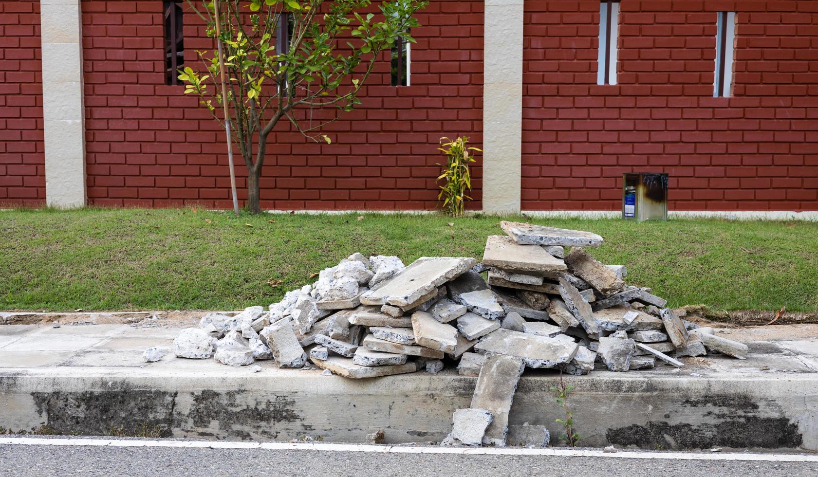 un tas de gravats de béton près d'un mur de briques. photo