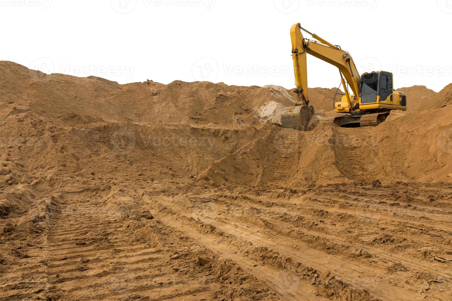 rétrocaveuse sur la piste de sable. photo