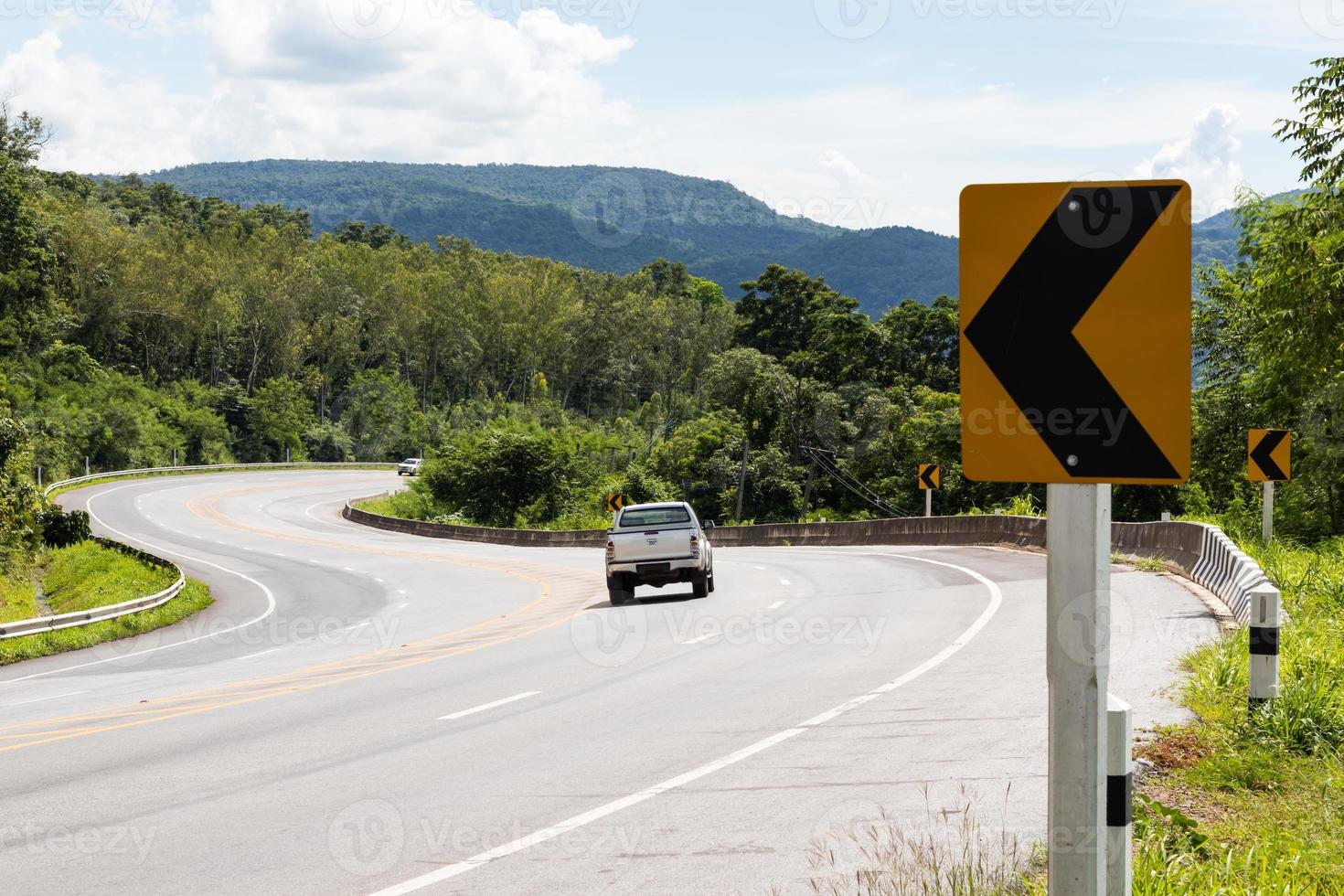 tourner signe sur la courbe de la montagne. photo