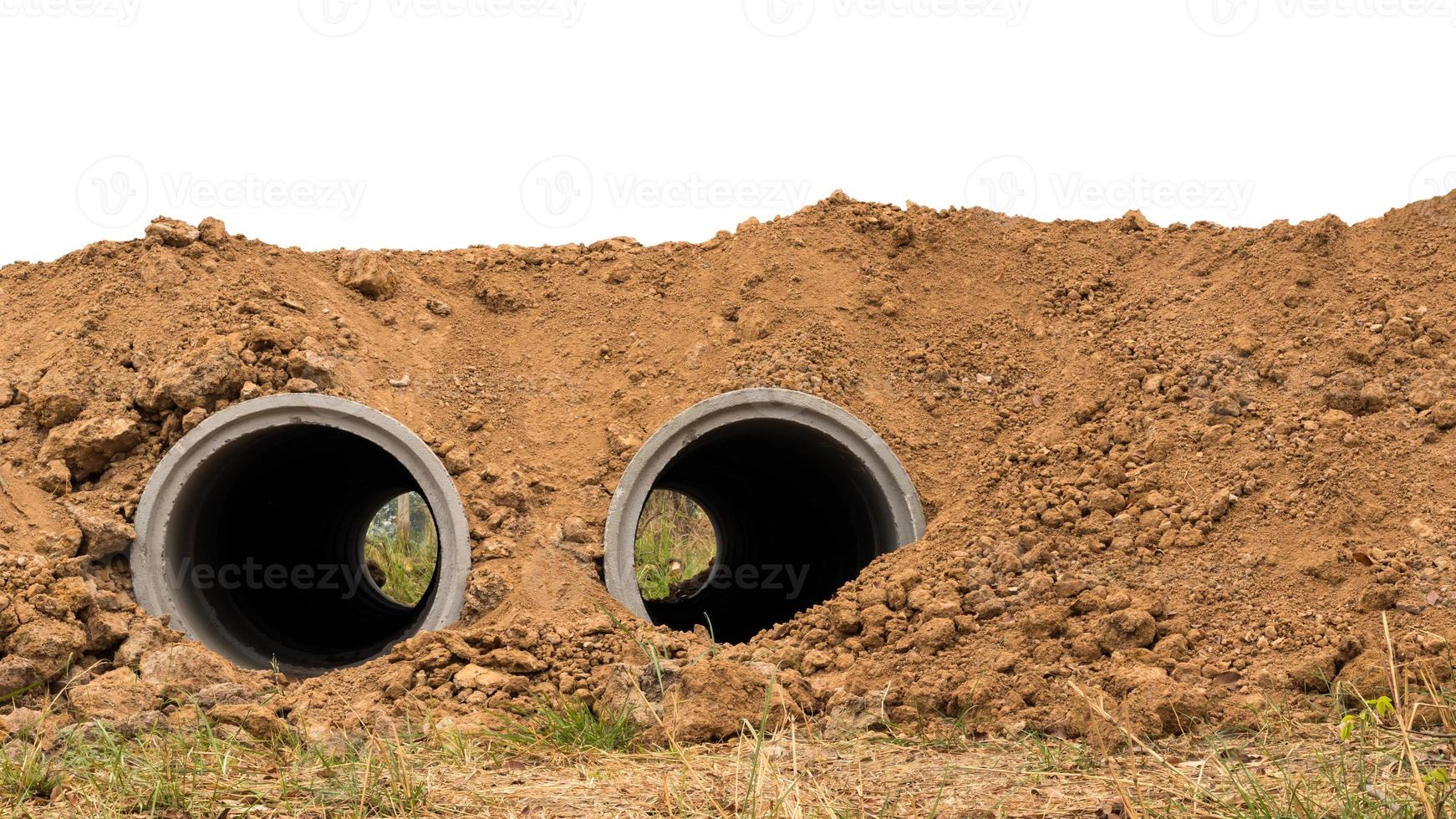 les deux tuyaux en béton sont enfouis dans le sol. photo