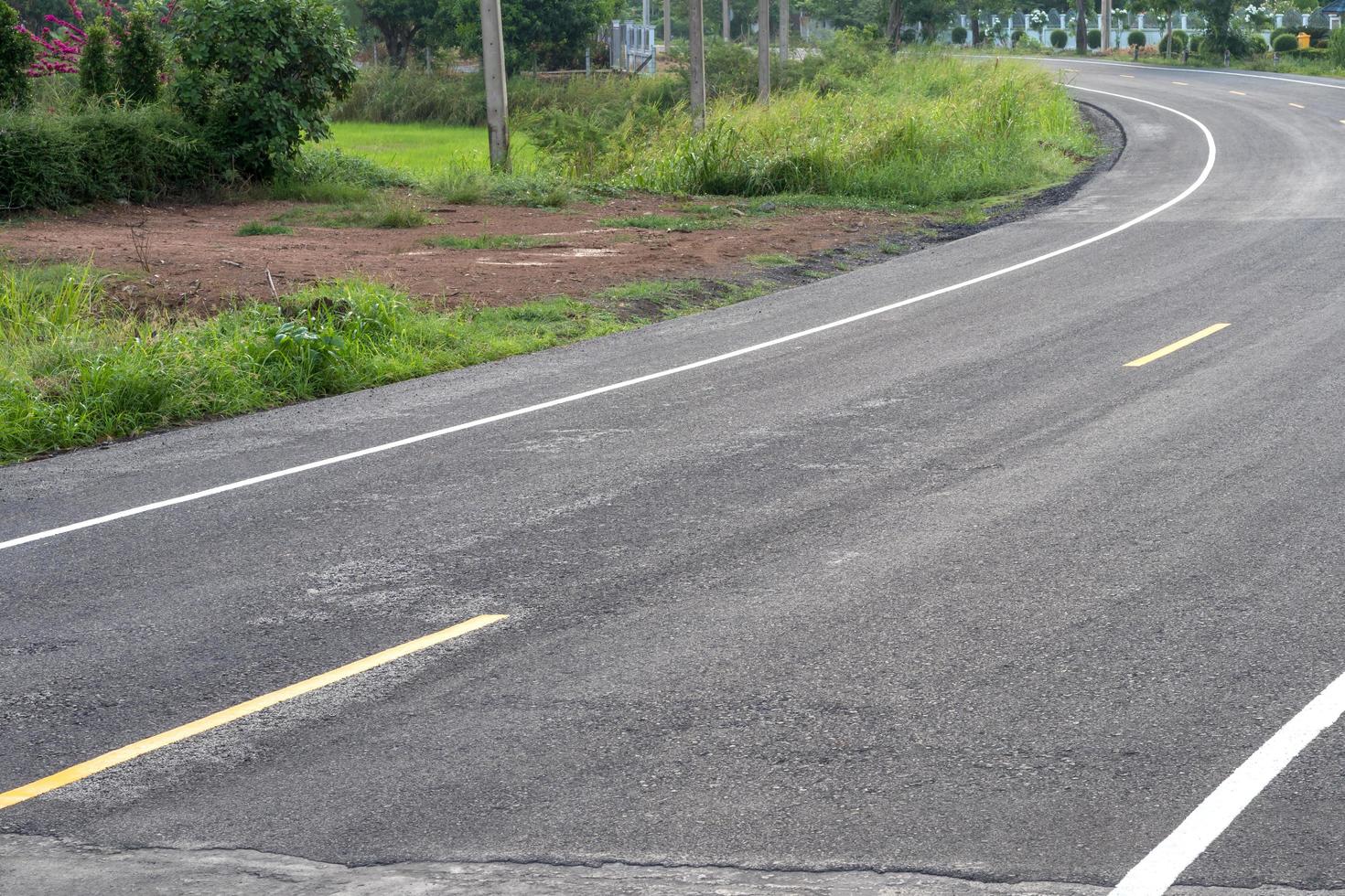 surface de route incurvée, qui est nouvellement pavée. photo