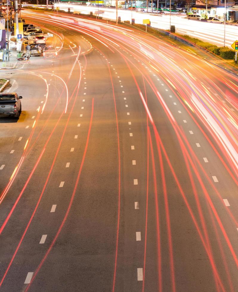 de nombreux feux de voiture dans la rue. photo