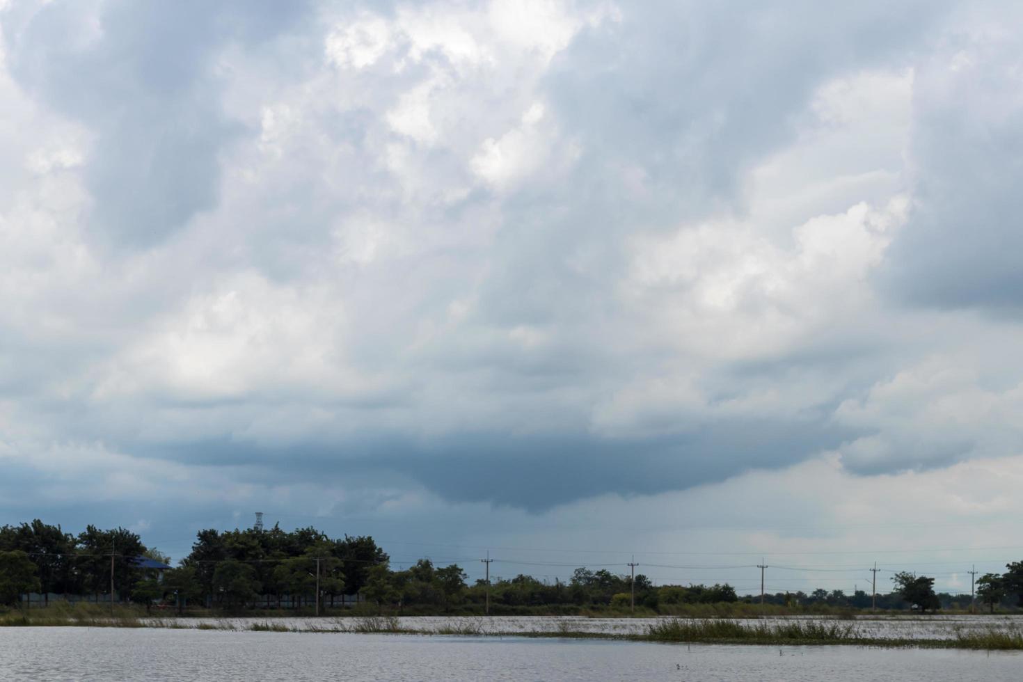 ciel nuageux sur le bassin versant rural. photo