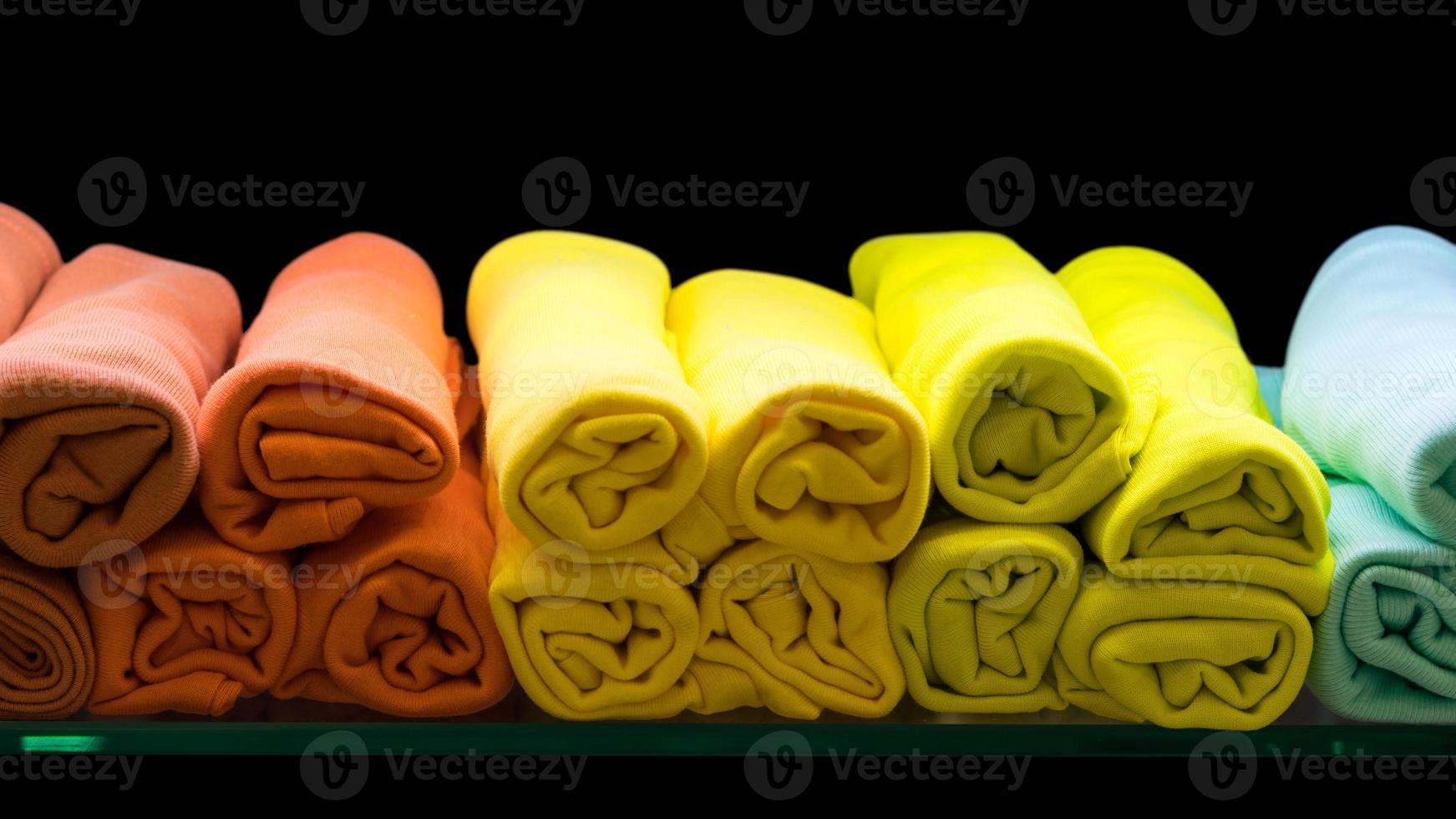 des rouleaux de tissu jaune et orange sont placés sur le verre. photo