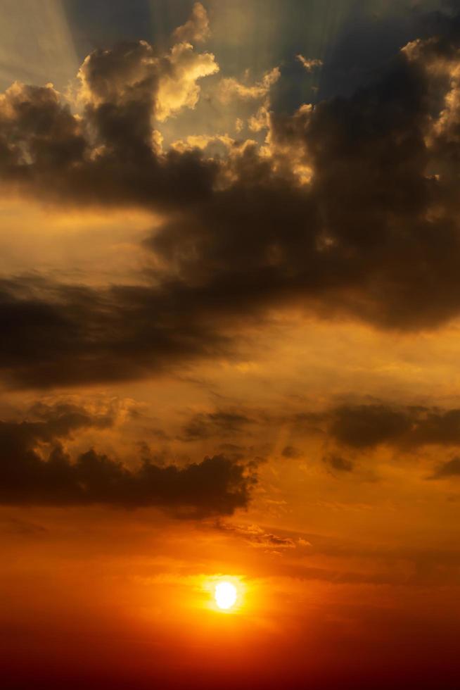 la lumière orange du soleil se lève à travers le matin nuageux. photo