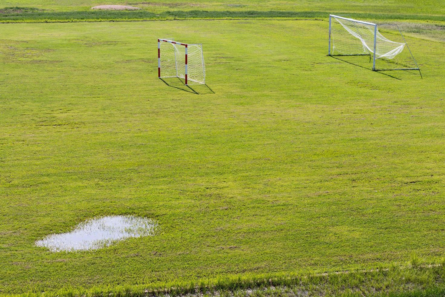 pelouse verte avec un but de football. photo