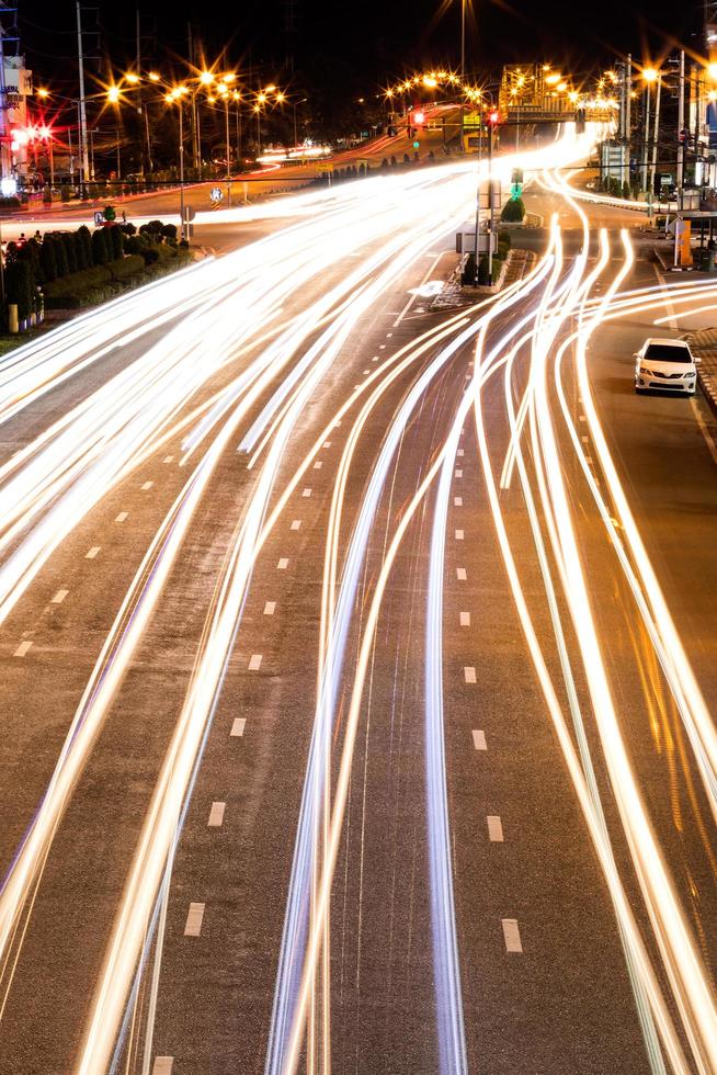 de nombreux feux de voiture dans la rue. photo