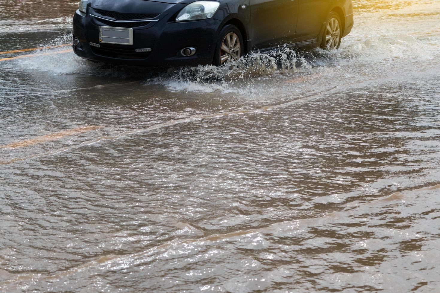 les roues de la voiture ont traversé à toute vitesse inondées. photo