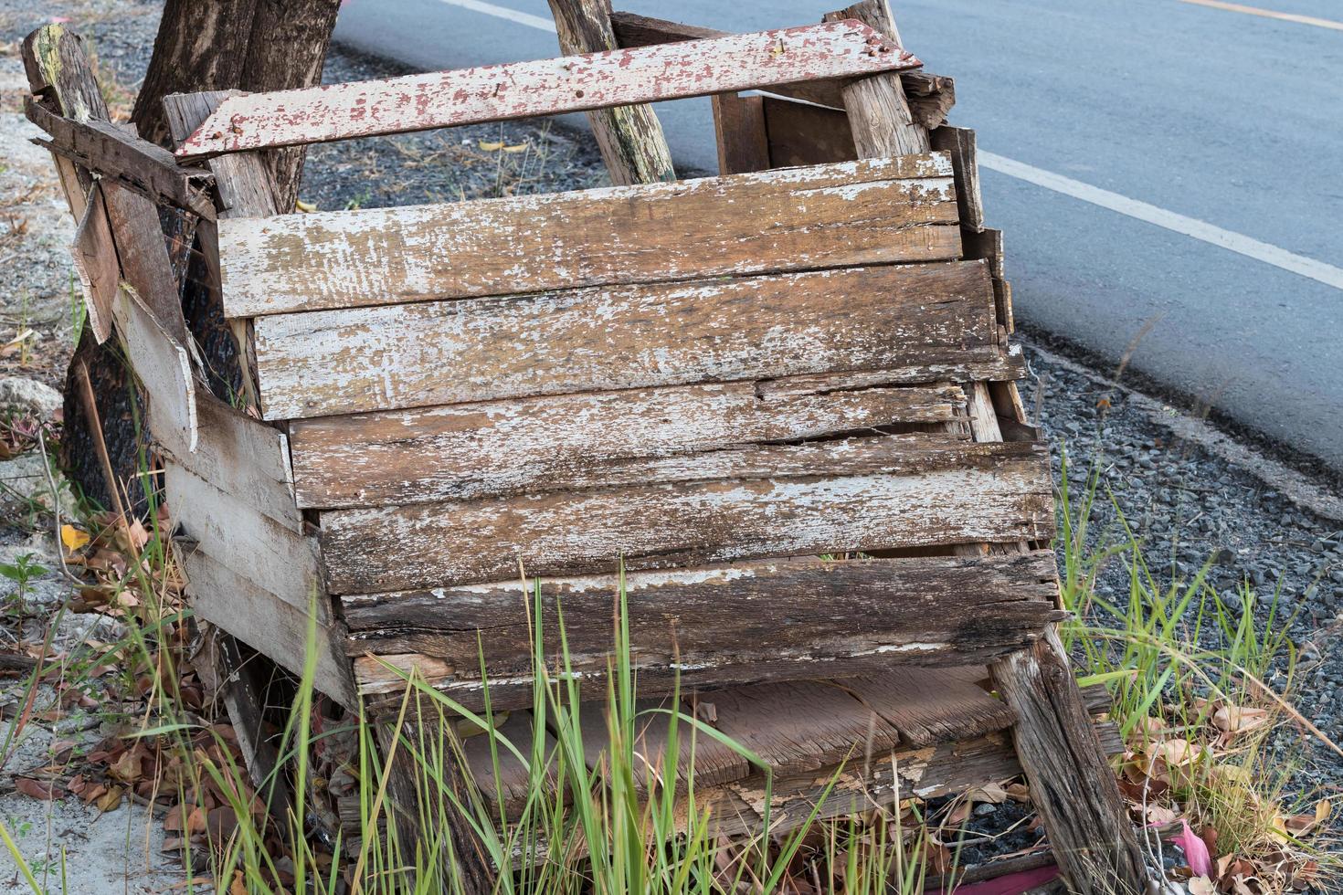 vieux bord de route en bois. photo