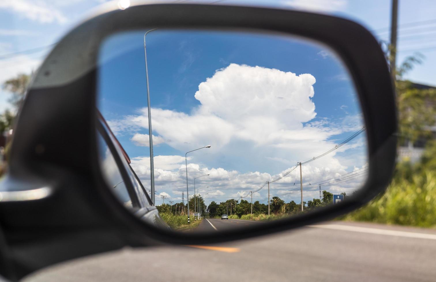 nuages de ciel des rétroviseurs latéraux de la voiture pendant la journée à la campagne. photo