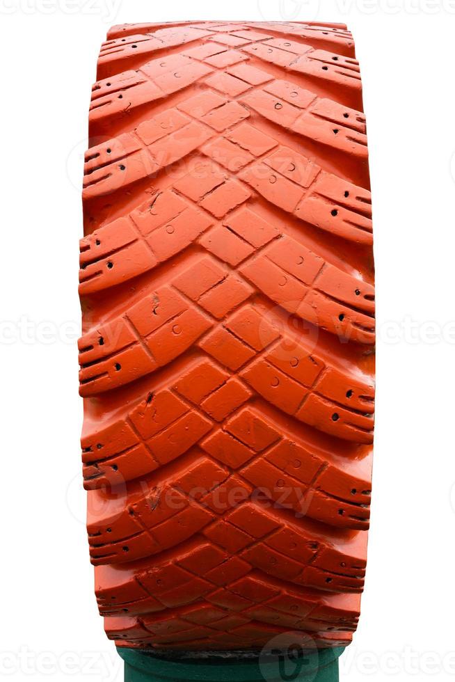 une vue rapprochée d'un grand isolat de pneu de véhicule agricole de couleur orange. photo