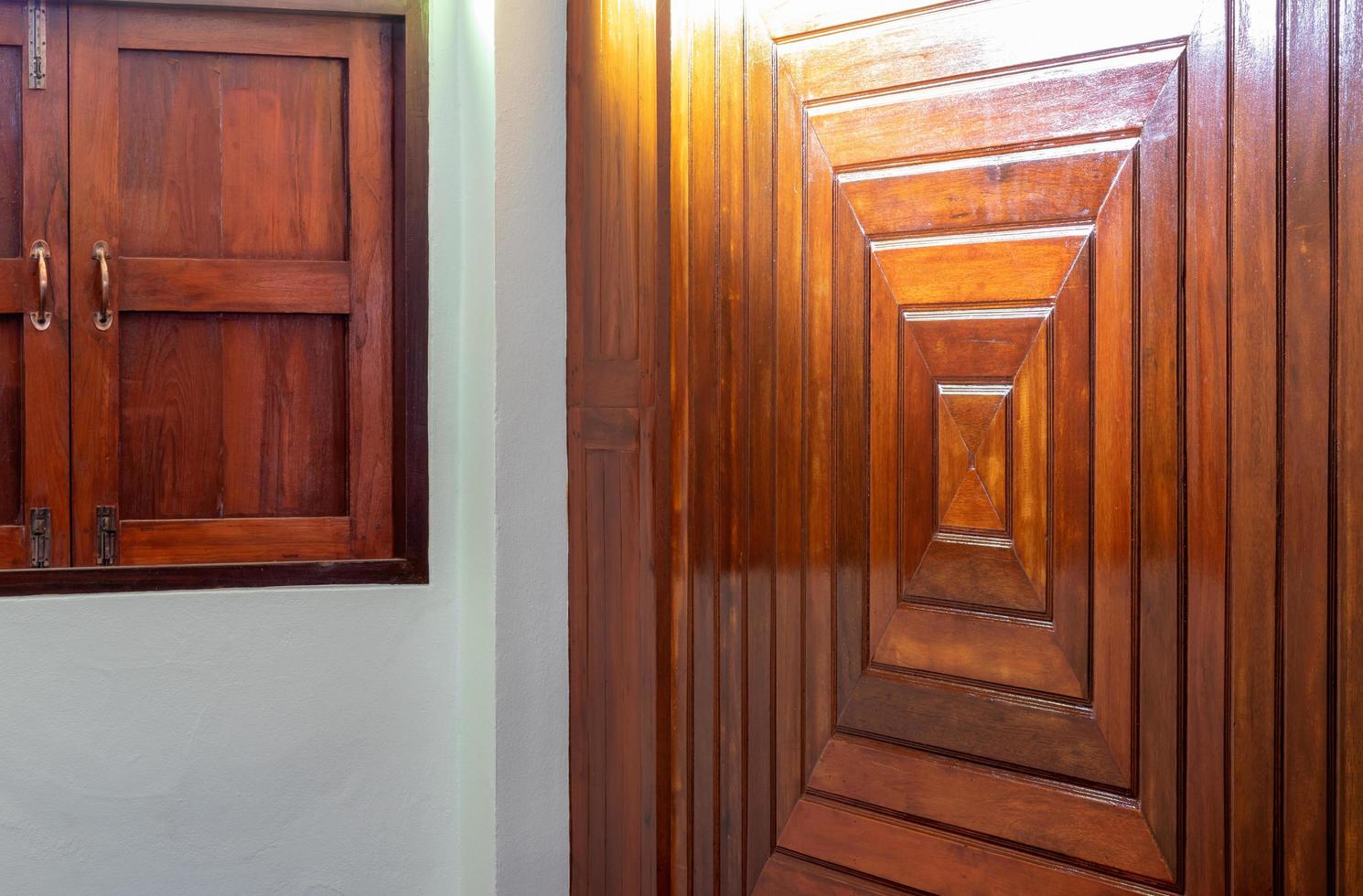 mur en bois de style moderne à l'intérieur de la maison. photo