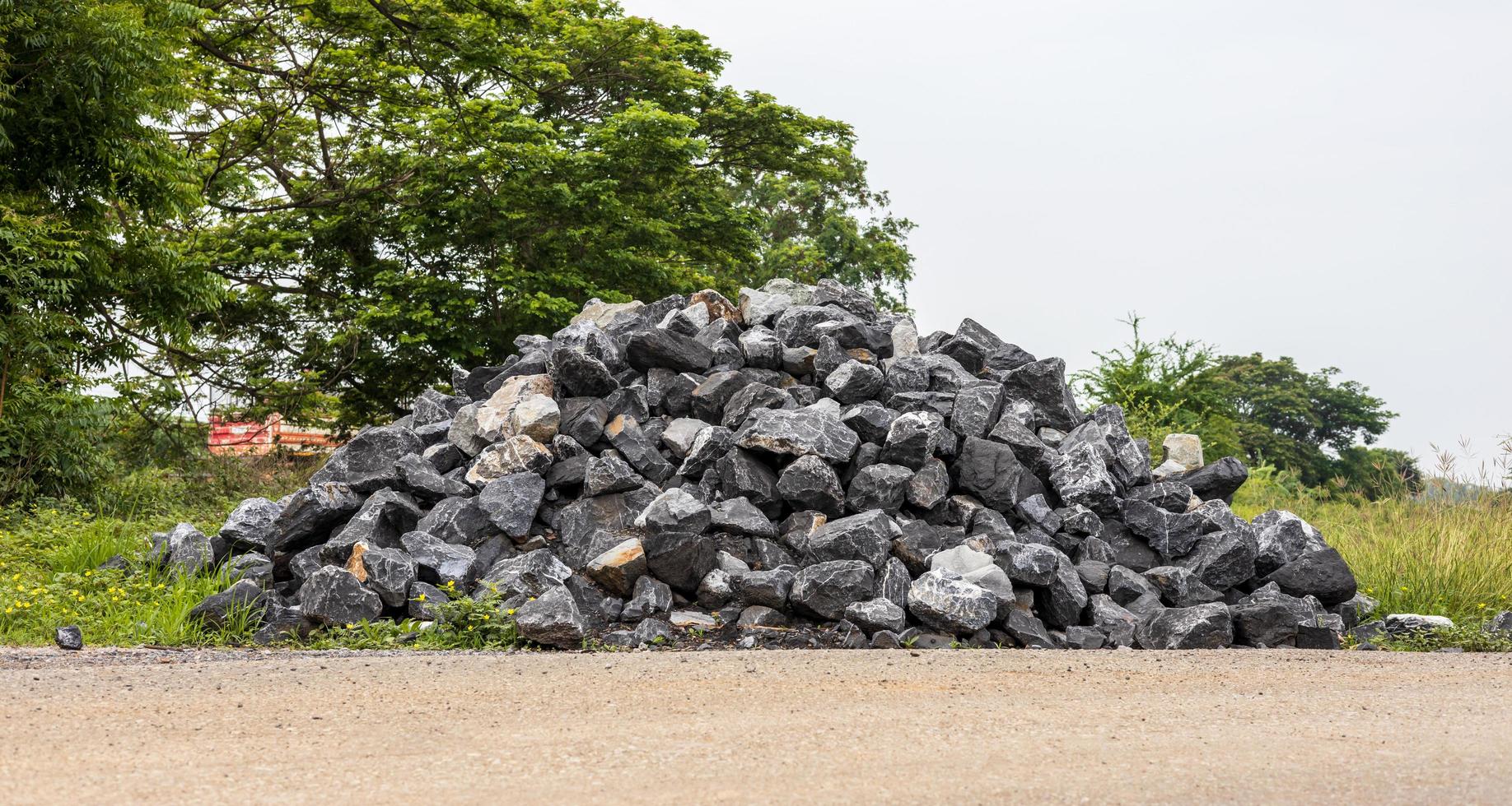 tas de granit sur le côté de la route de campagne. photo