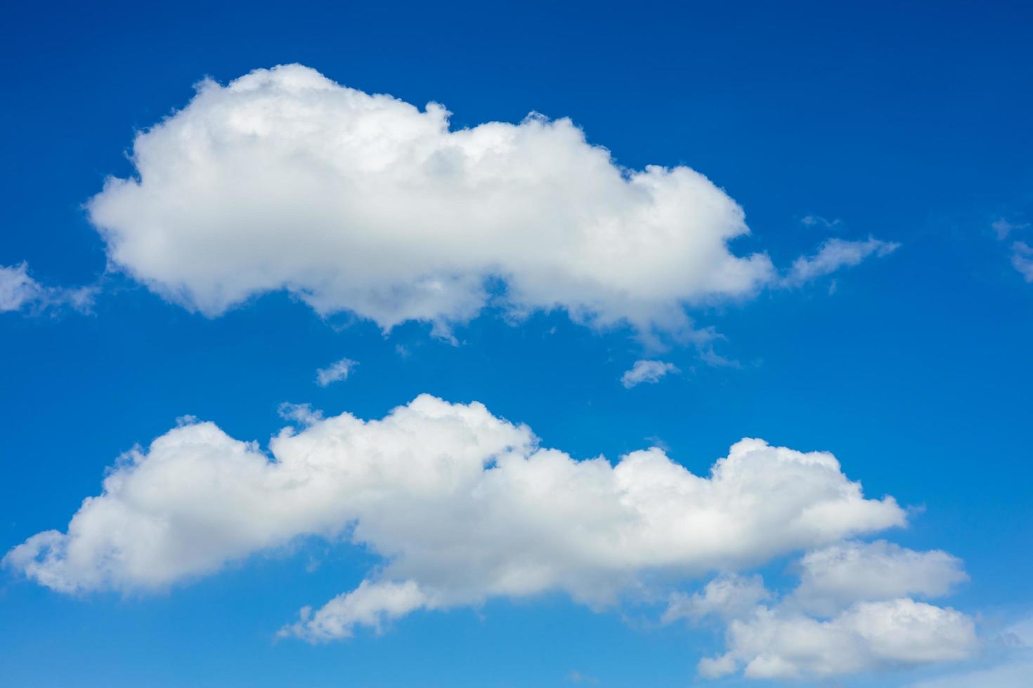 ciel bleu et nuages blancs par une belle journée. photo