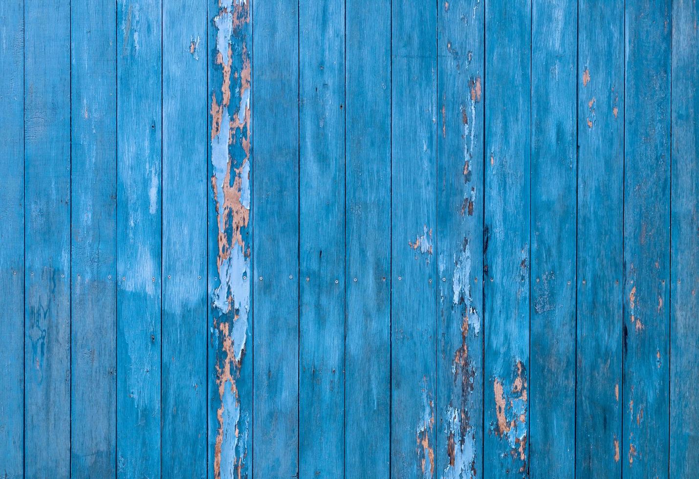 vieux fond de clôture en bois beaucoup de peeling vertical bleu. photo