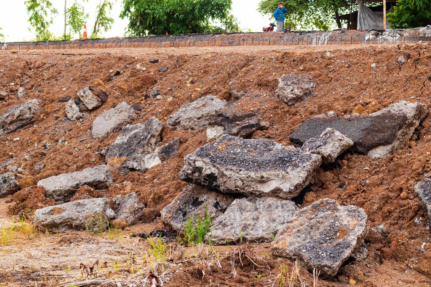 tas de débris de démolition de béton sur le monticule au bord de la route. photo