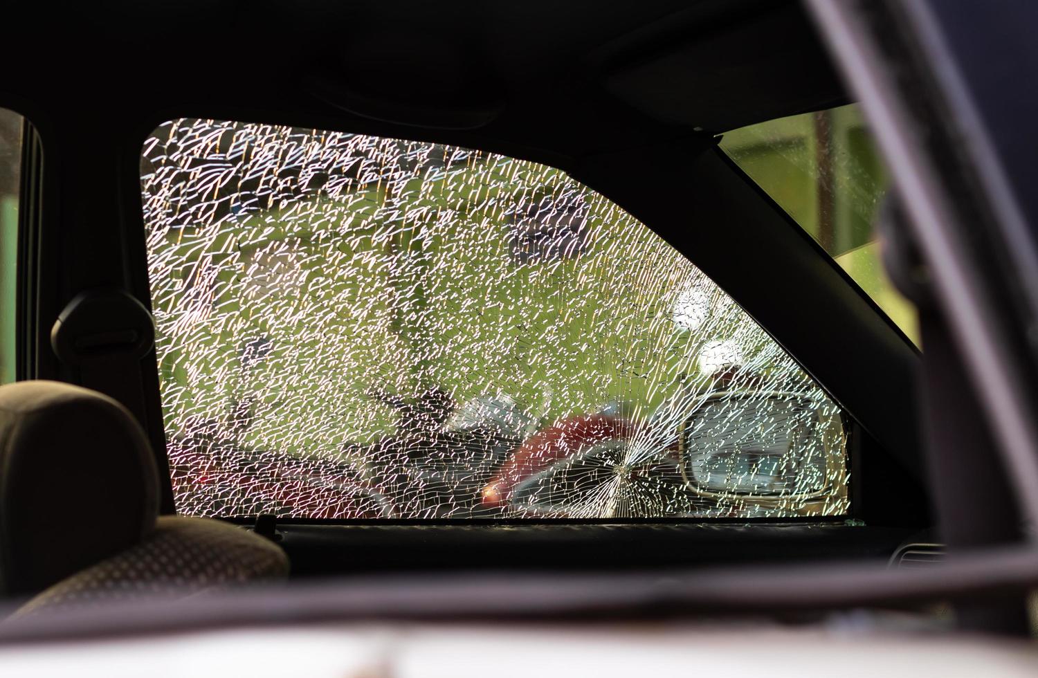 une vitre de portière de voiture fissurée et endommagée lors d'un accident. photo