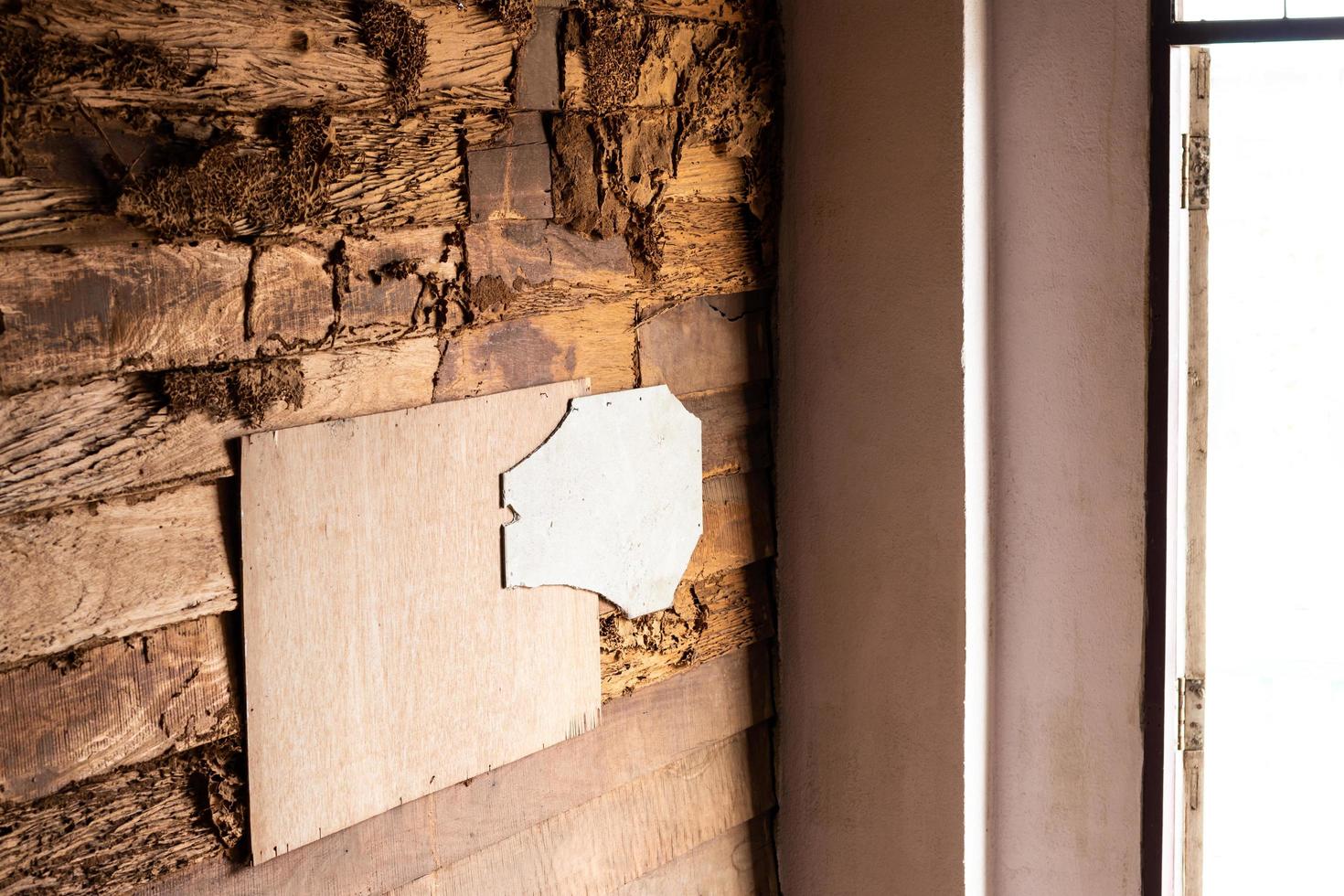les vieux murs en bois ont été mangés par les termites près de la porte. photo