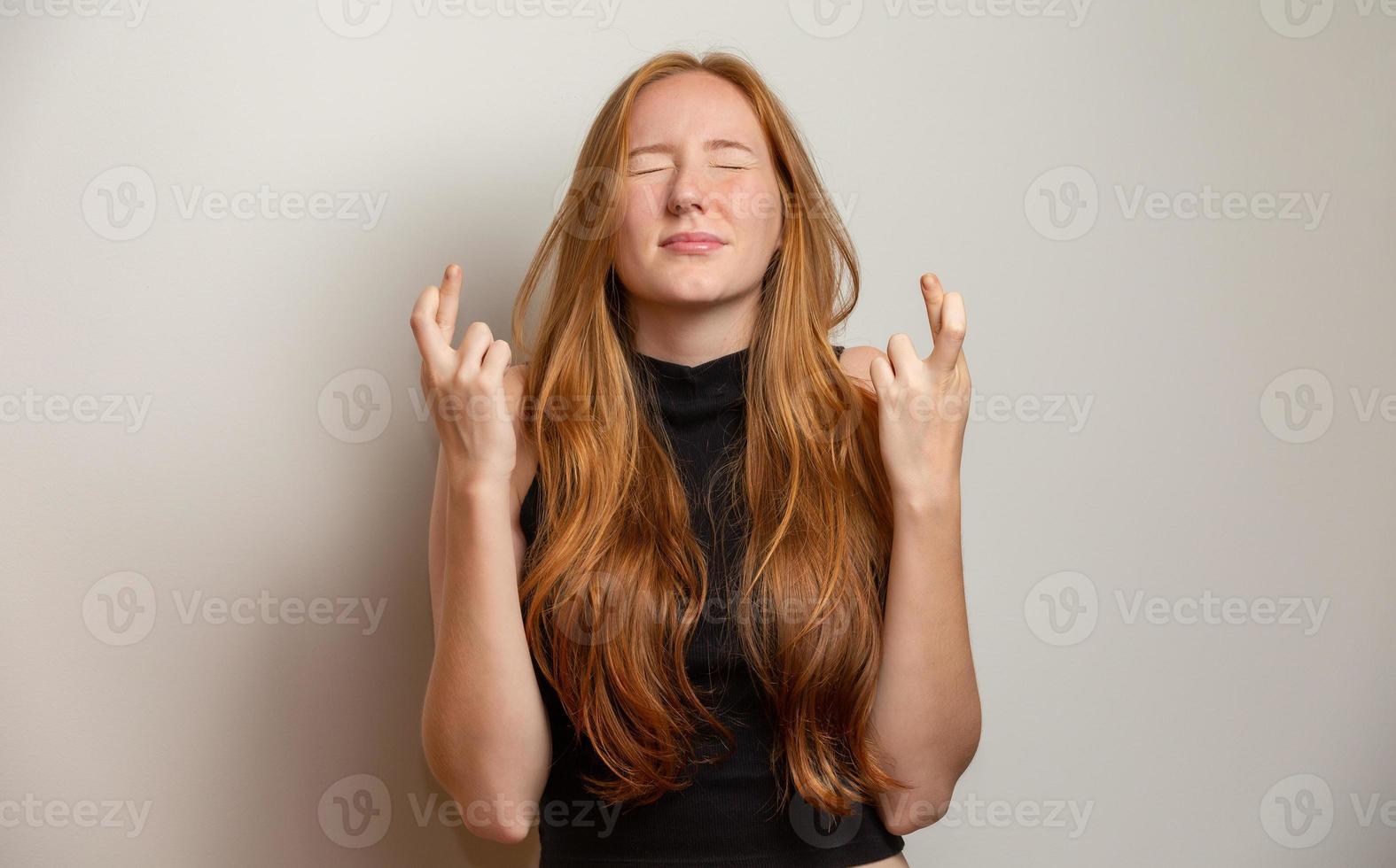 femme rousse malheureuse donnant le geste du pouce vers le bas à la recherche d'une expression négative et de désapprobation. fond jaune. photo