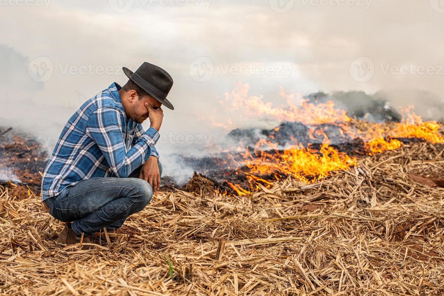 fermier désespéré que le feu frappe sa ferme. brûlé les jours secs détruisant la ferme. photo