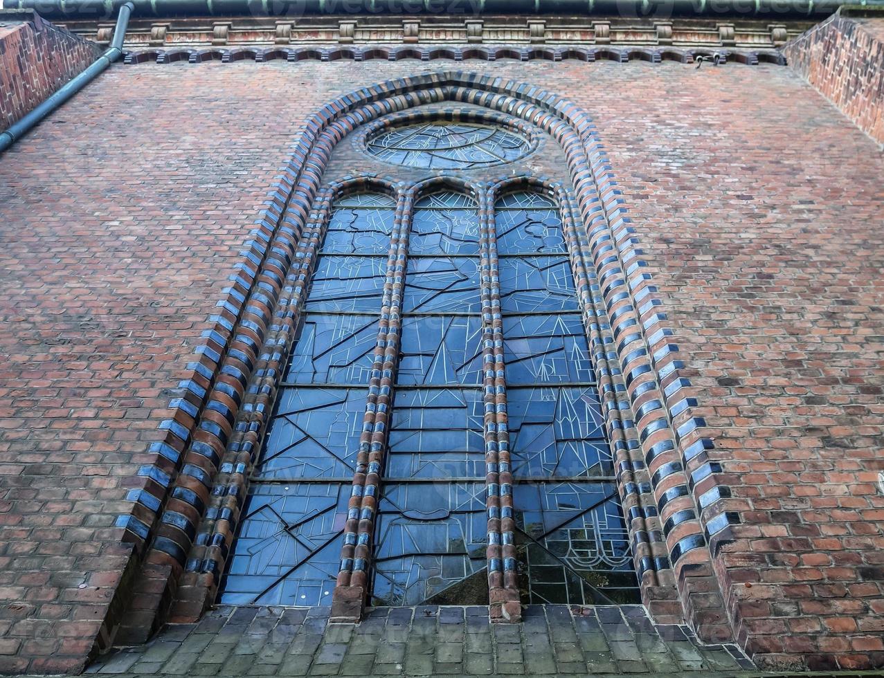 Vieux murs et fenêtres de construction d'église religieuse patinés et vieillis photo