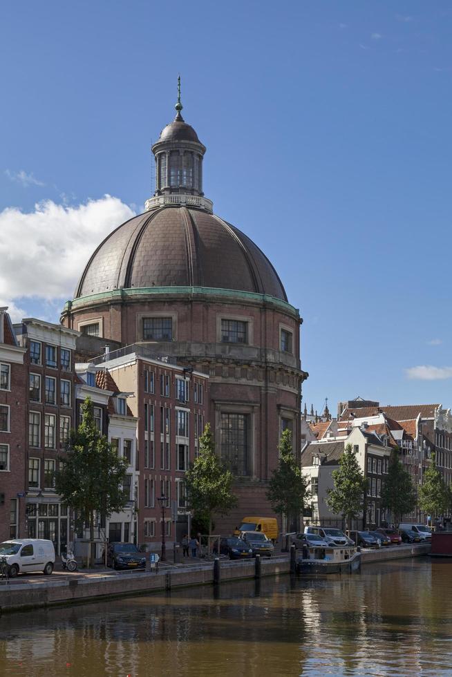Amsterdam, Pays-Bas - 02 juillet 2019 - koepelkerk le long du canal photo