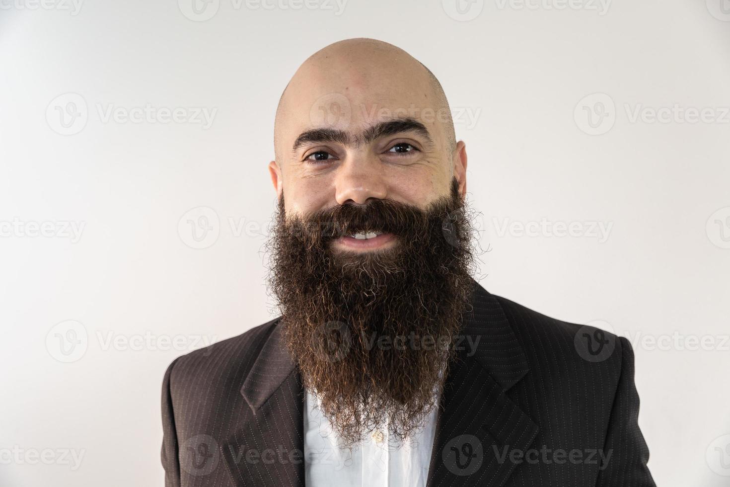 homme barbu regardant la caméra. concept de masculinité et soin de la barbe. pointant du doigt, approuvant ou indiquant. photo