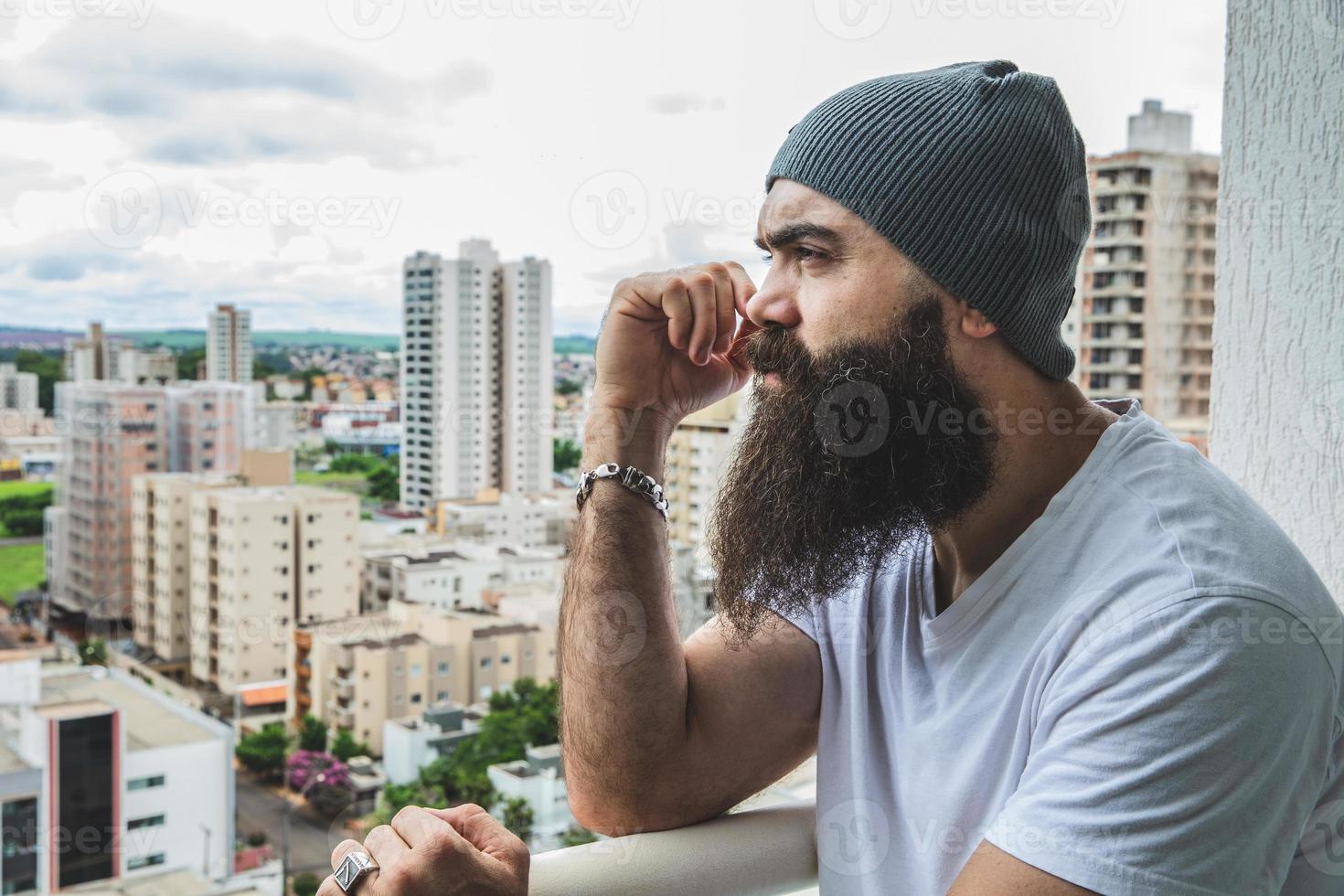 homme barbu regardant l'horizon. concept de masculinité et de soin avec la barbe. photo
